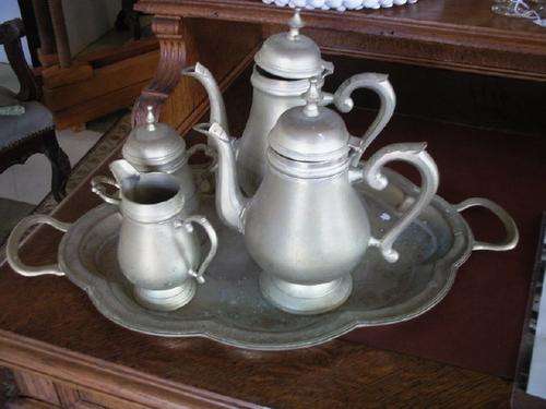 Attractive Teaset 5 piece on oval tray with handles.¿Very pretty
