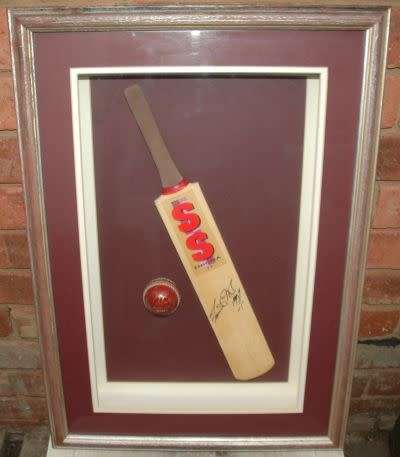 Framed display of miniature cricket bat signed by Springbok  Fanie de Villiers -READ BEFORE BID