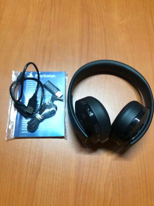 Playstation 4 Gold Wireless Headset Black Boxed Like New!