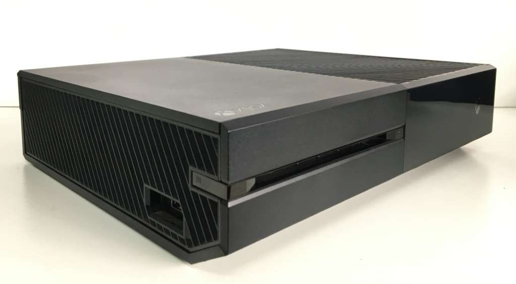 Xbox One 500 GB Console With Wireless V2 Controller And 7 Game Titles Great Condition!