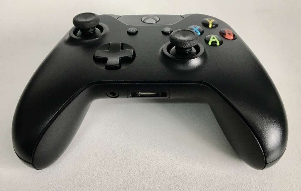 Xbox One 500 GB Console With Wireless V2 Controller And 7 Game Titles Great Condition!