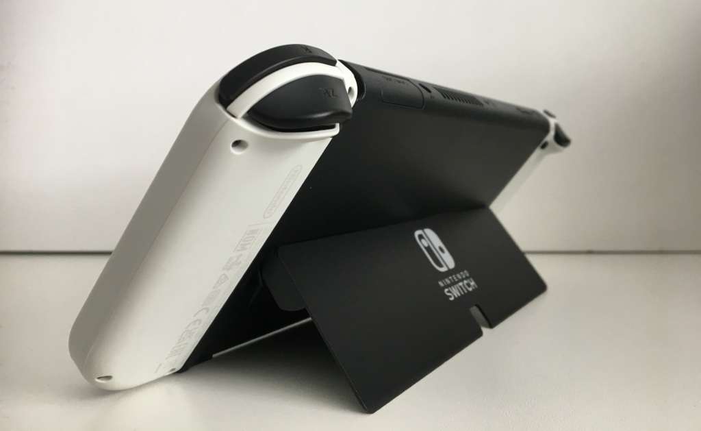 Nintendo Switch OLED Model White 64GB With White Joy-Con Controllers And 2 Titles Great Condition!