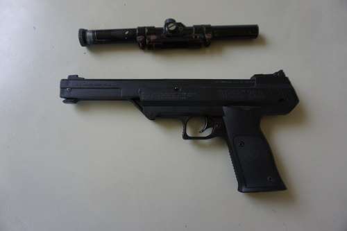 Vintage Daisy air pistol with toy rifle scope?