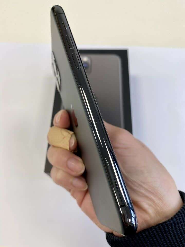 iPhone 11 Pro - 256GB - Space Grey (Unlocked) With Accessories