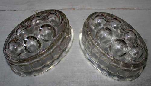 A deIightfuI set of vintage art deco gIass jeIIy mouIds.