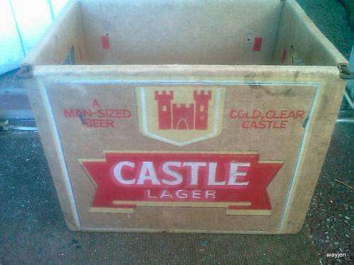METAL AND CARDBOARD CASTLE LAGER CARRIER BOX. 31 X 22,5 X 24cm. THIS IS AN OLD CARTON BOX. HAS MARKS
