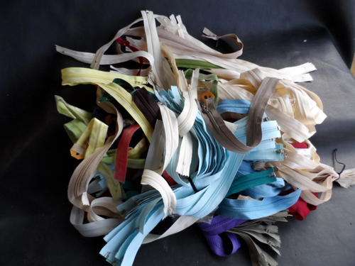 BAG OF VARIOUS ZIPS. SOME STILL IN PLASTIC.