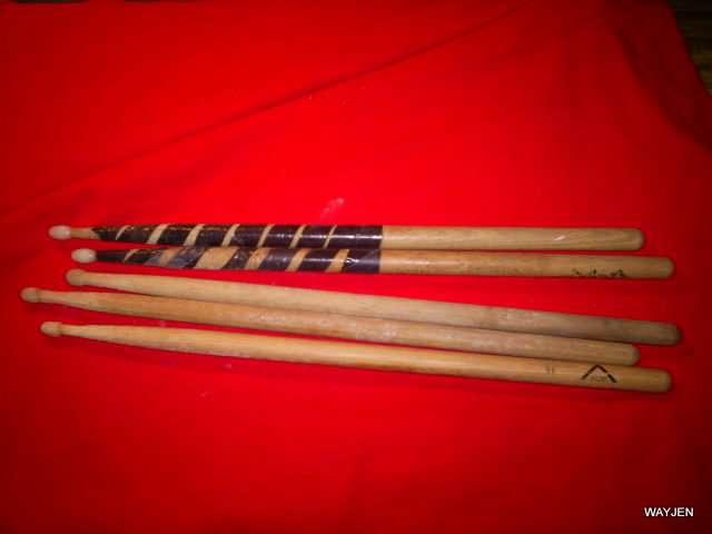 2 X ZILDJIAN DRUM STICKS 5B WOODEN. 1 X VATER DRUM STICK 5B HICKORY,2 X WOODEN DRUM STICKS.
