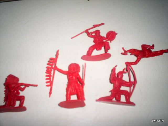 5 X PLASTIC INDIAN WARRIORS. 5cm HIGH.