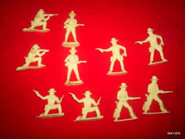10 X PLASTIC COWBOYS. 4.5cm HIGH. ONE IS DAMAGED ON HIS RIFLE.