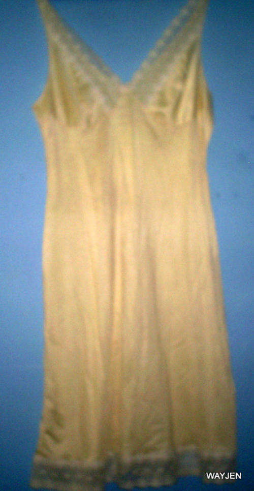 VINTAGE FULL LENGTH PETTICOAT. FOSCHINI SIZE 14. BUST 97 HIP 102. BEIGE.