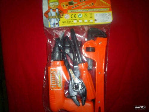 KIDS TOOL SET WITH 5 TOOLS.