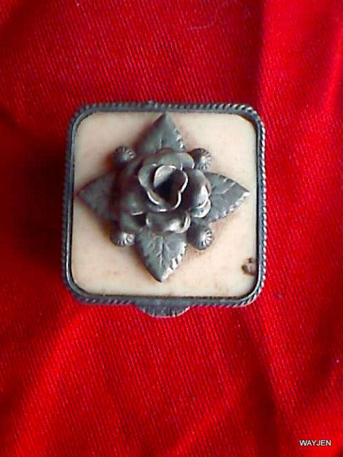 IVORY AND METAL PILL BOX. METAL ROSE DESIGN ON TOP. MARKED ITALY ON UNDERSIDE. 3 X 3 cm.