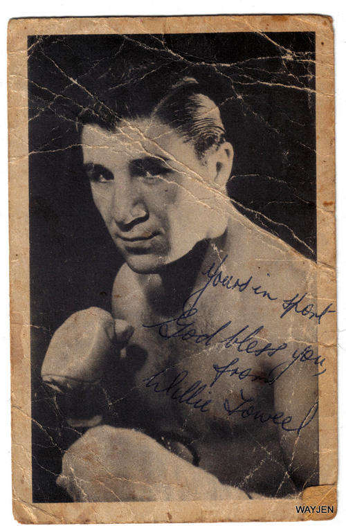 WILLIE TOWEEL SIGNED PICTURE. A SOUTH AFRICAN BOXING LEGEND. PICTURE IS VERY OLD AND IS WORN.