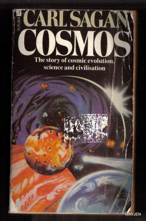 CARL SAGAN. COSMOS. SOFT COVER. 413 PAGES.A SLIGHT BENDING OF THE BOOK. A BIT GRUBBY.