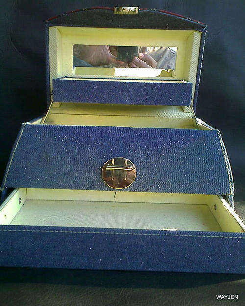 POP.DENIM JEWELLARY/MAKE-UP 3 TIER CASE.OPENS UP TO 3 COMPARTMENTS.MIRROR INSIDE.NEAT OUTSIDE.