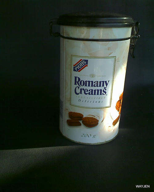 200gr ROMANY CREAMS TIN WITH AIRTIGHT LID. 18cm HIGH. 9cm DIAM.