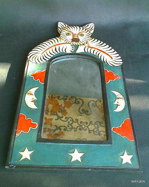 BEAUTIFUL KITTEN MIRROR. CARVED WOODEN FRAME. 37 X 20cm.