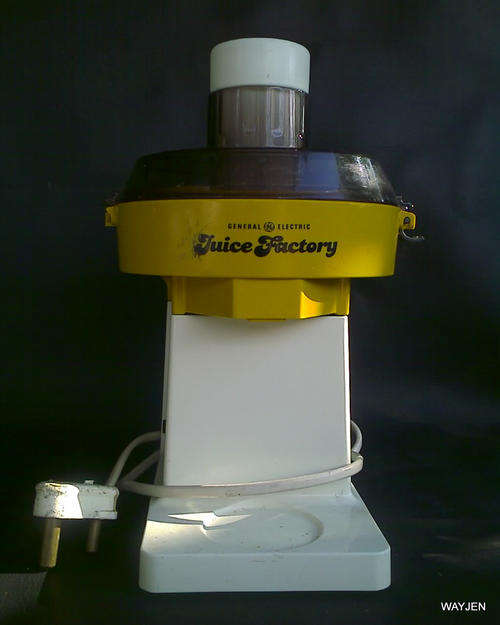 GENERAL ELECTRIC JUICE FACTORY JUICER. WORKS PERFECTLY. PLEASE NOTE: 1 CLIP ON SIDE IS BROKEN.