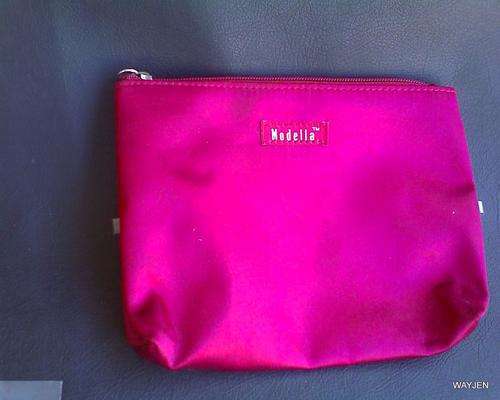 RED MAKE-UP OR TOILETRY BAG. MODELLA.