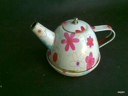 VERY CUTE RETRO TIN KETTLE. LID COMES OFF. 8cm HIGH. 13cm LONG. NOTE: RUST MARKS.