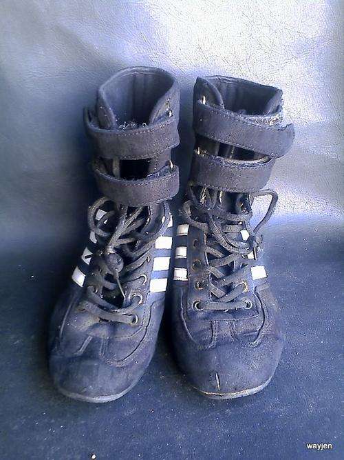 WOMENS OR CHILDS SIZE 4 BLAKES BOOTS.