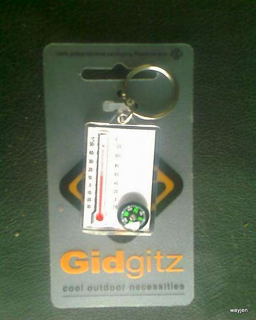 GIDGITZ COMPASS AND THERMOMETER AND WIND CHILL CHART KEYRING HOLDER. NEW.