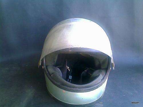 BIKE HELMET. THIS HELMET NEEDS PLENTY REFURBISHING. PLEASE NOT THIS BEFORE BUYING.