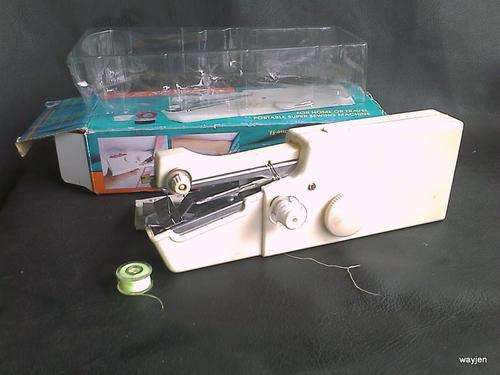 E-Z SEWING. HANDHELD SEWING MACHINE. USES 4 X AA BATTERIES OR 6v ADAPTR (BOTH NOT INCLUDED).WORKING