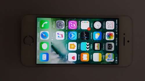 Apple Iphone SE 64GB. Silver. Please view pictures.