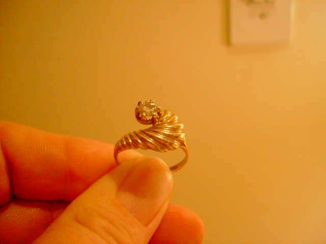 9ct gold ring with solitaire diamond of 0.44 kt