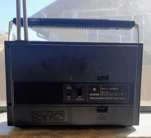 Vintage Silver FM-AM 4 Band LED Tuning System Radio