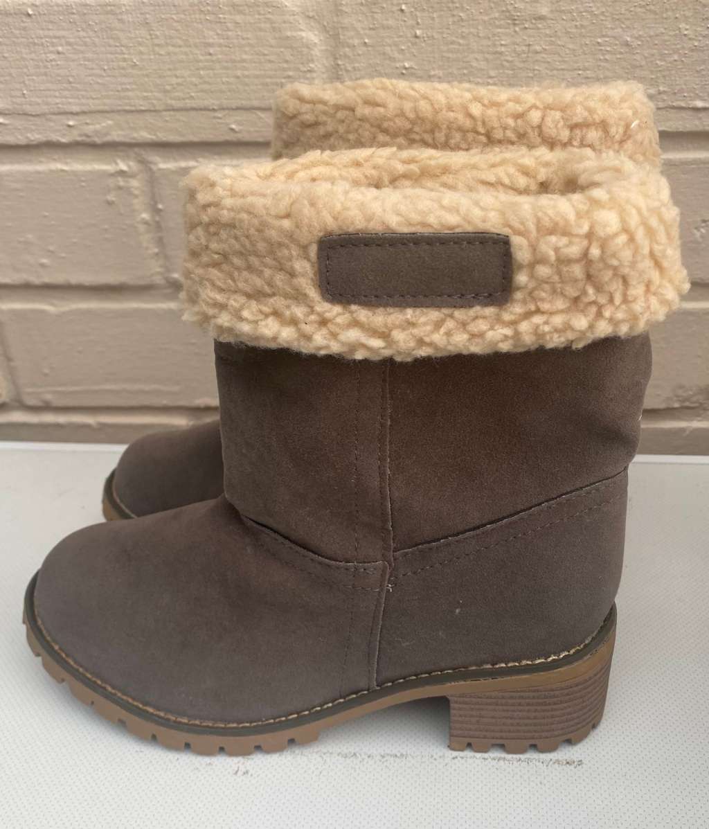 Woman`s Fleece Winter Ankle Boots Chunky Stacked Heeled - Brown - Size 6 (Customer return - no box)