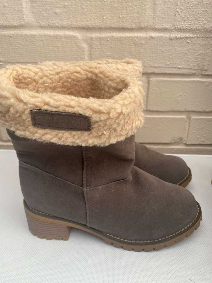 Woman`s Fleece Winter Ankle Boots Chunky Stacked Heeled - Brown - Size 6 (Customer return - no box)