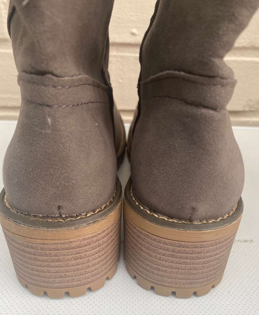 Woman`s Fleece Winter Ankle Boots Chunky Stacked Heeled - Brown - Size 6 (Customer return - no box)