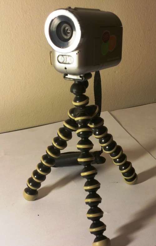 ELECTROMANN DIGITAL VIDEO CAMERA (DV136ZB) AND TRIPOD