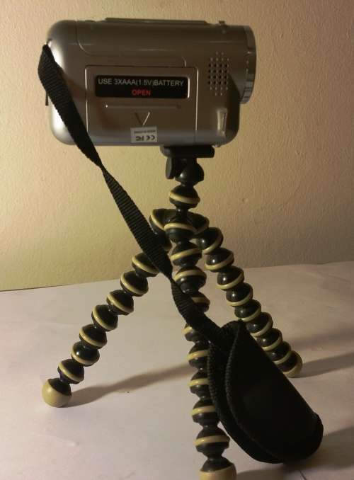 ELECTROMANN DIGITAL VIDEO CAMERA (DV136ZB) AND TRIPOD
