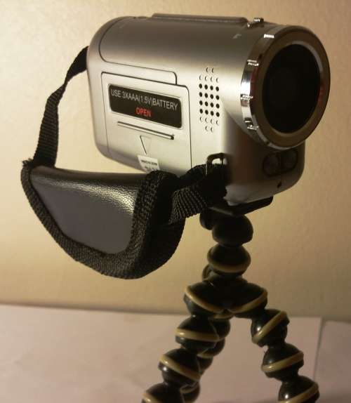 ELECTROMANN DIGITAL VIDEO CAMERA (DV136ZB) AND TRIPOD