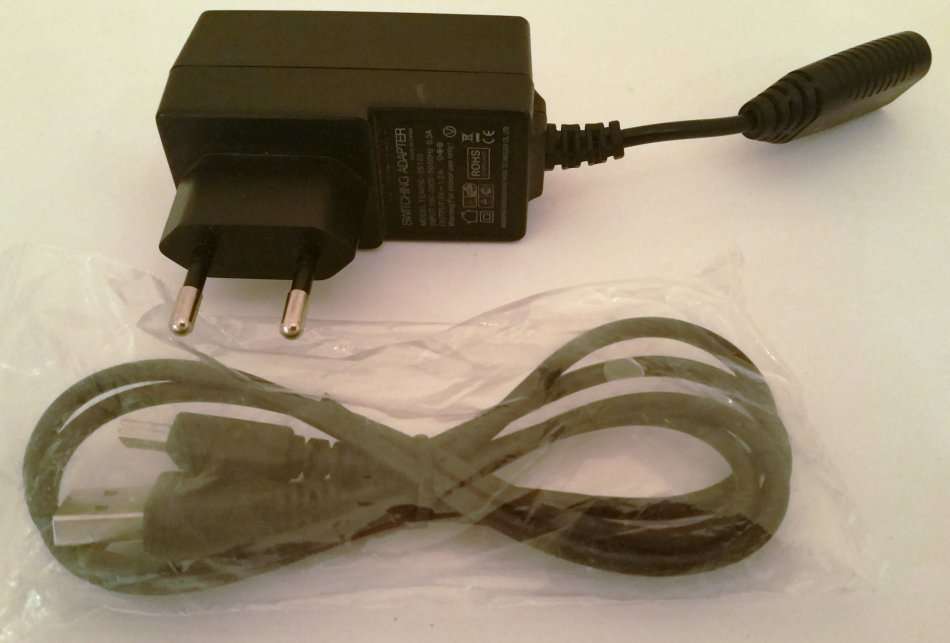 7.4" TABLET: TWO SIM-SLOTS, FRONT & REAR CAMERA, STAND, SCREEN PROTECTOR, BAG