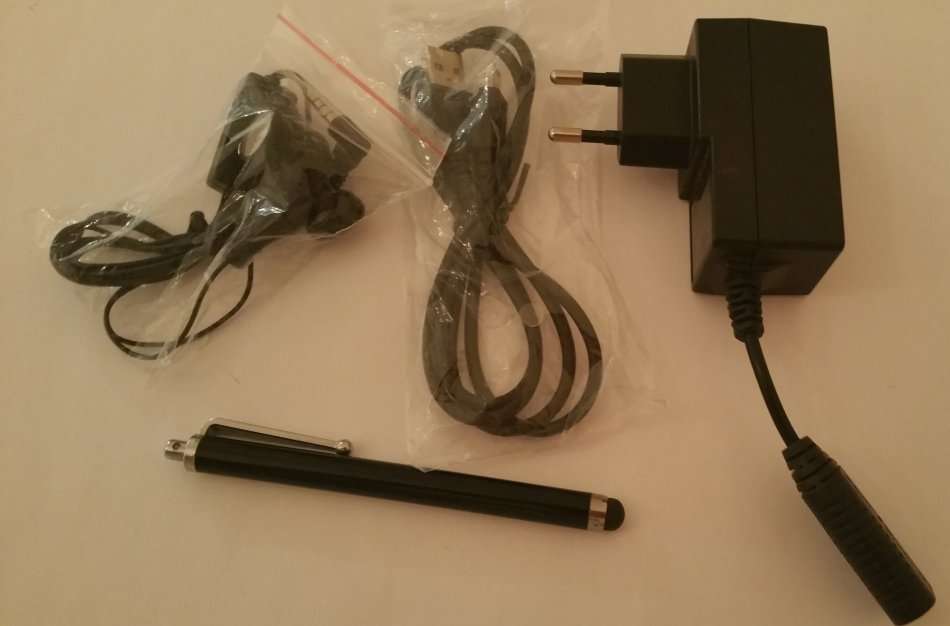 7.4" TABLET: TWO SIM-SLOTS, FRONT & REAR CAMERA, STAND, SCREEN PROTECTOR, BAG