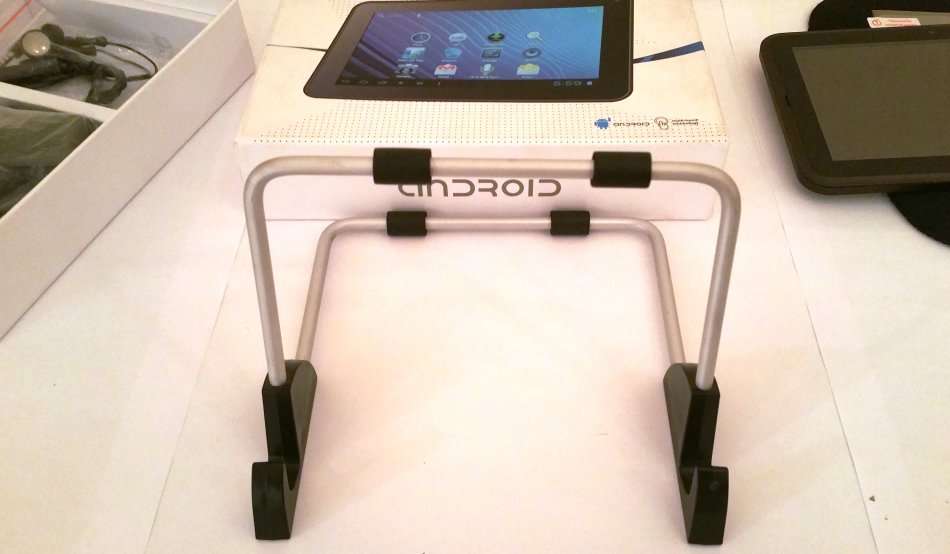 7.4" TABLET: TWO SIM-SLOTS, FRONT & REAR CAMERA, STAND, SCREEN PROTECTOR, BAG