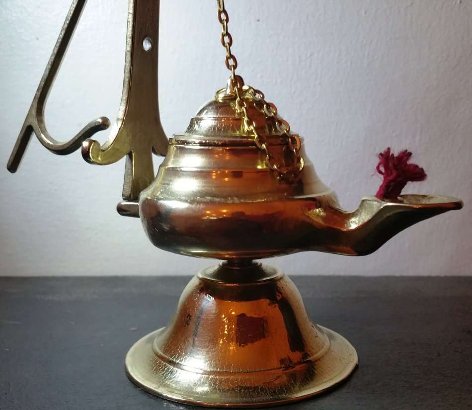VINTAGE BRASS MEDITERRANEAN ROMAN OIL BURNER LAMP AND INCENSER (B)