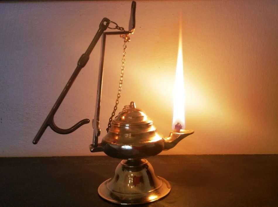 VINTAGE BRASS MEDITERRANEAN ROMAN OIL BURNER LAMP AND INCENSER (B)