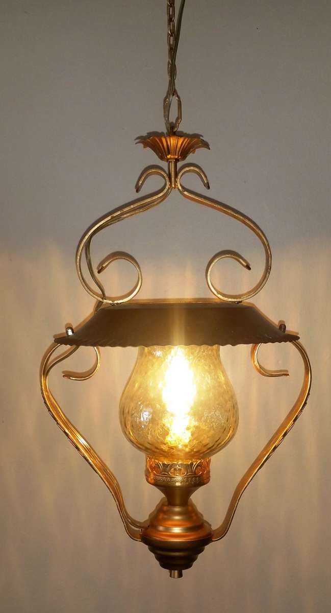 VINTAGE COLONIAL PENDANT AND LIGHT AMBER SHADE: GILT WITH SINGLE GLOBE
