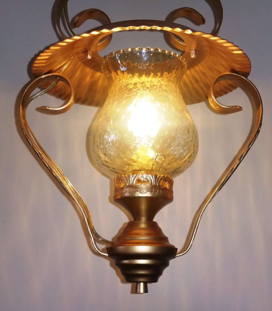 VINTAGE COLONIAL PENDANT AND LIGHT AMBER SHADE: GILT WITH SINGLE GLOBE