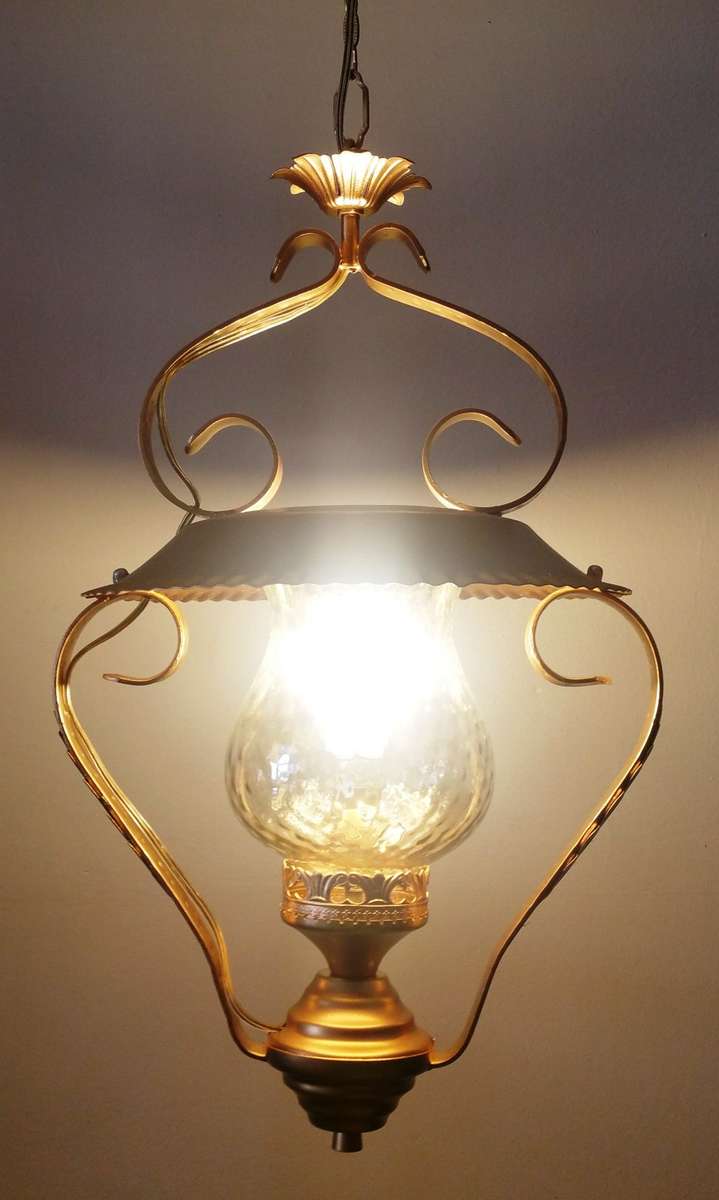 VINTAGE COLONIAL PENDANT AND LIGHT AMBER SHADE: GILT WITH SINGLE GLOBE