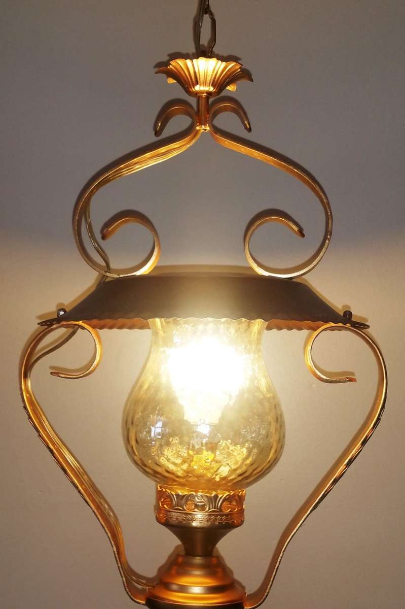 VINTAGE COLONIAL PENDANT AND LIGHT AMBER SHADE: GILT WITH SINGLE GLOBE