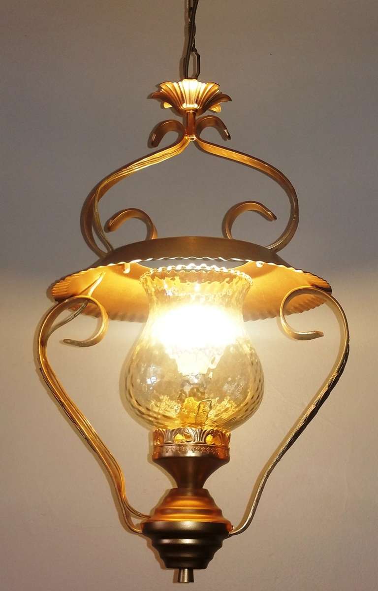 VINTAGE COLONIAL PENDANT AND LIGHT AMBER SHADE: GILT WITH SINGLE GLOBE