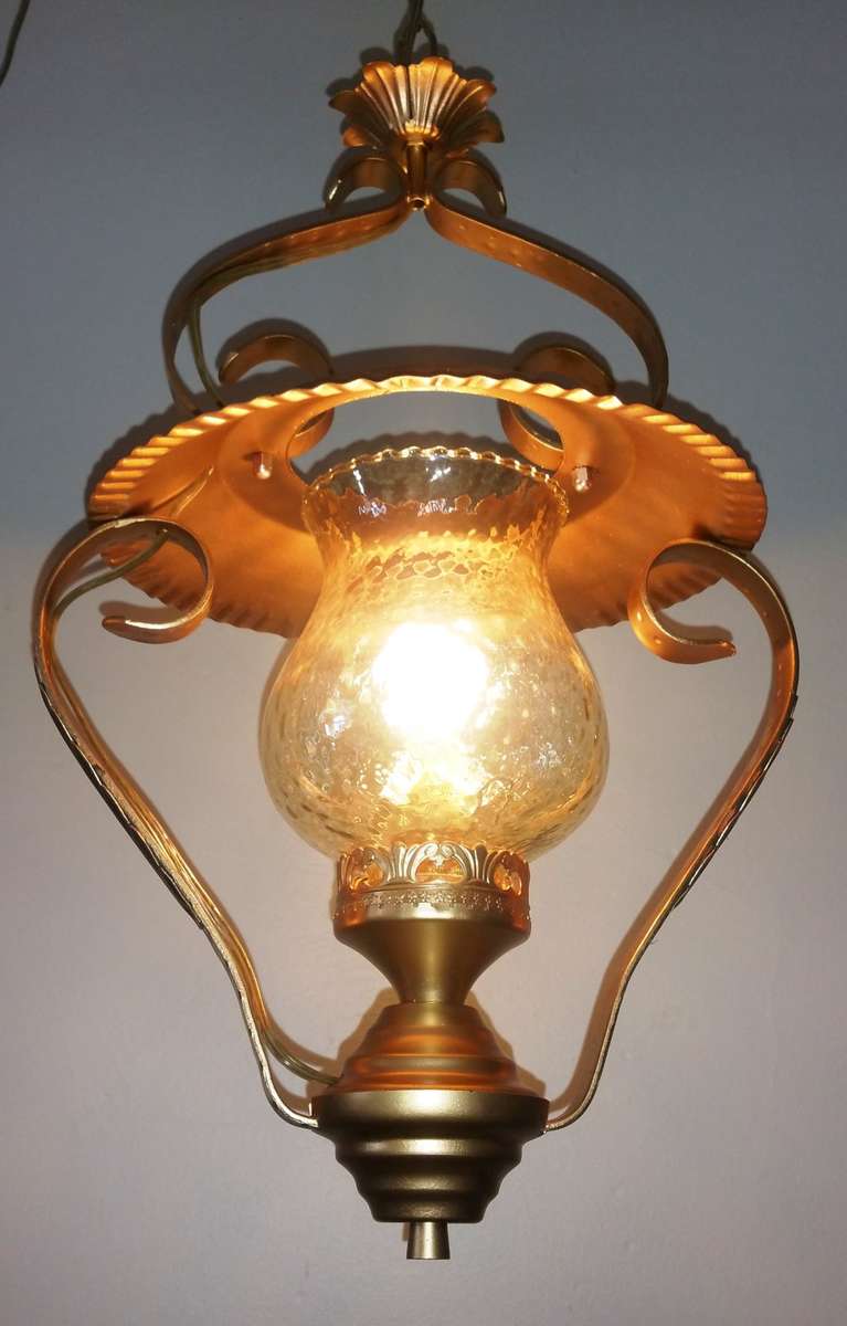 VINTAGE COLONIAL PENDANT AND LIGHT AMBER SHADE: GILT WITH SINGLE GLOBE
