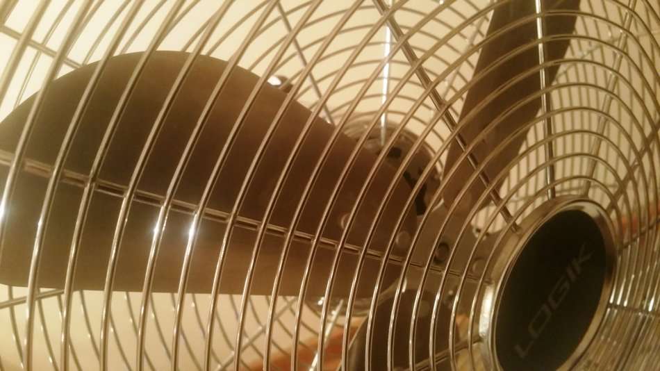 LOGIK 40cm PEDESTAL FAN - NOT WORKING - PARTS or REPAIR